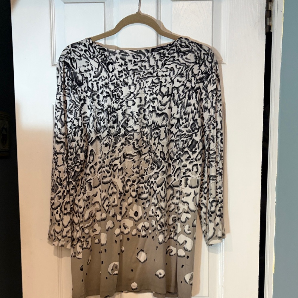 Chico's Black and Gray Animal Print Women's Top - Picture 5 of 7
